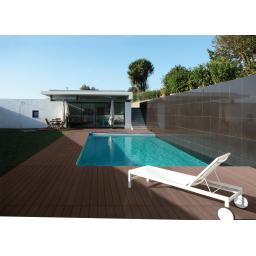 suelo brown decking poolside