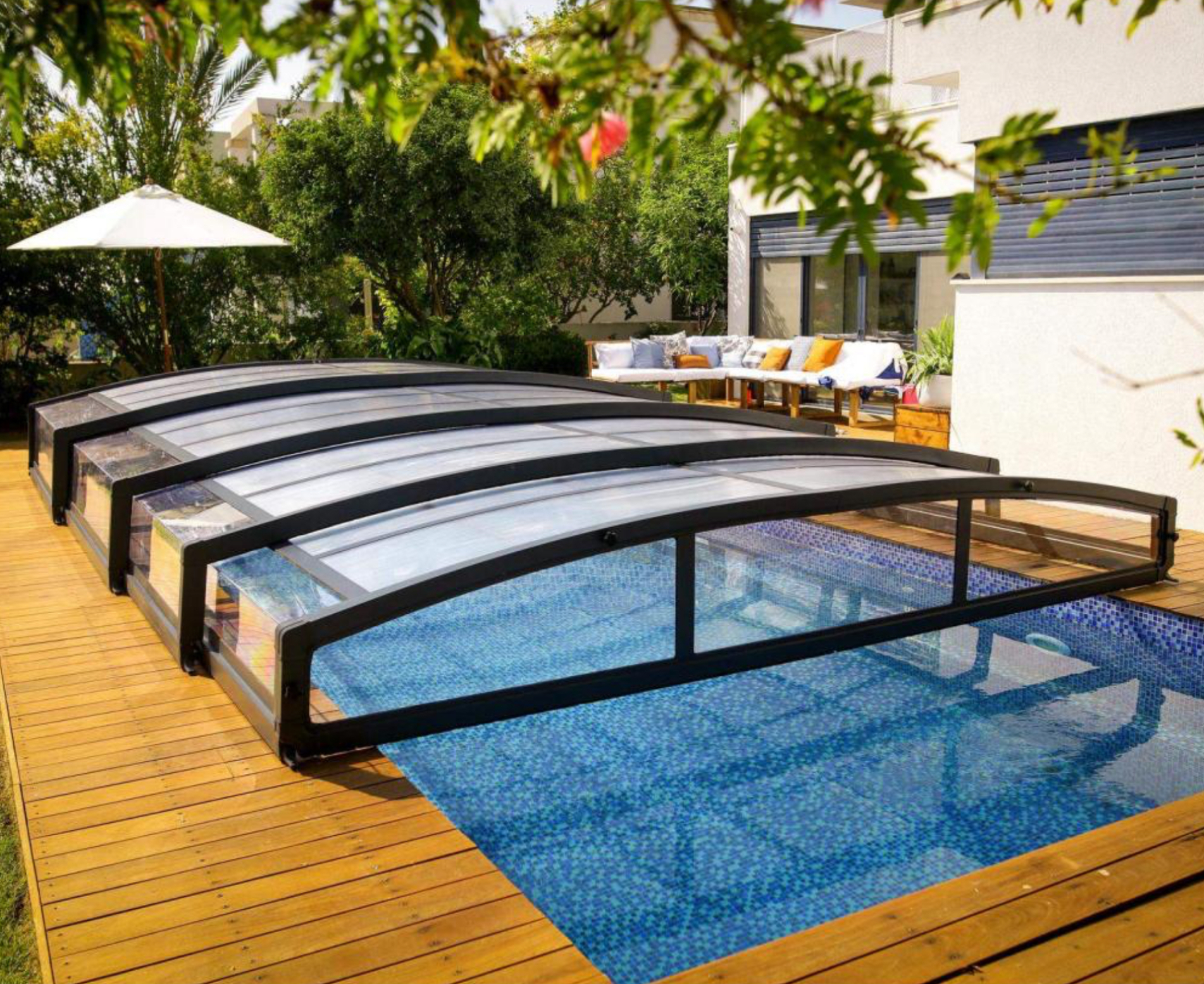 Can a Polycarbonate and Aluminium Enclosure Make Your Pool Year-Round?
